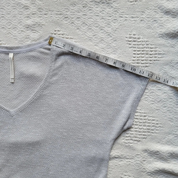 Babaton Casual Relaxed fit Cotton Blend Knit V-Neck T-Shirt - Picture 11 of 11